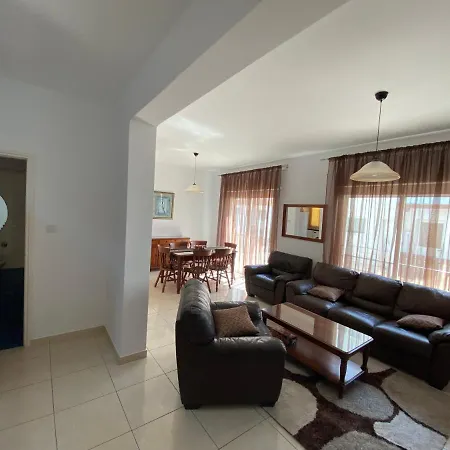 Three Bedroom Casa De *